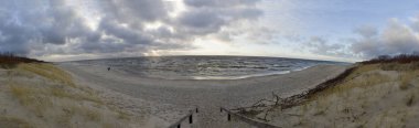 Curonian Spit Litvanya bulutlu havalarda panoramik kış sahilde