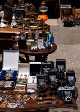 Tokuş vintage öğeler, eski fotoğraf makinesi, takı ve Atina, Yunanistan Merkezi'nde daha fazla ile