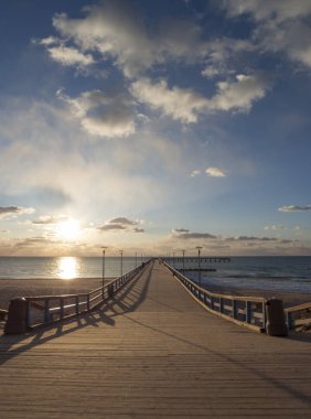 Palanga, Litvanya Baltık Denizi iskelede günbatımı