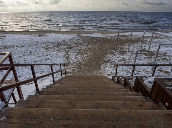 Scese Legno Fino Alla Spiaggia Sabbiosa Del Mar Baltico Una — Foto Stock