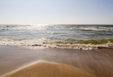 Klaipeda, Litvanya, güzel Baltık Denizi sahilinde günbatımı