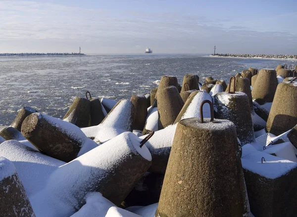 晴れた冬の日にリトアニアのクライペダ市のバルト海沿いの堤防 — ストック写真