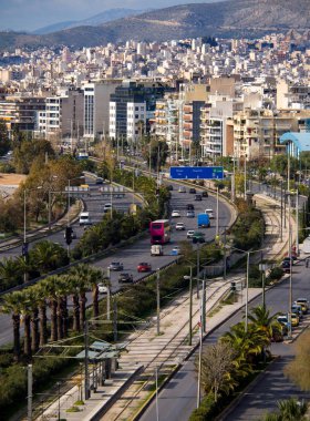 Ev, dağlar ve Atina kentsel mimari güneşli bir üstten görünüm