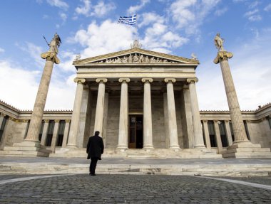 Atina Akademisi mermer sütun bina ile Apollon ve Athena heykelleri mavi gökyüzü bulutlar Atina, Yunanistan ile karşı