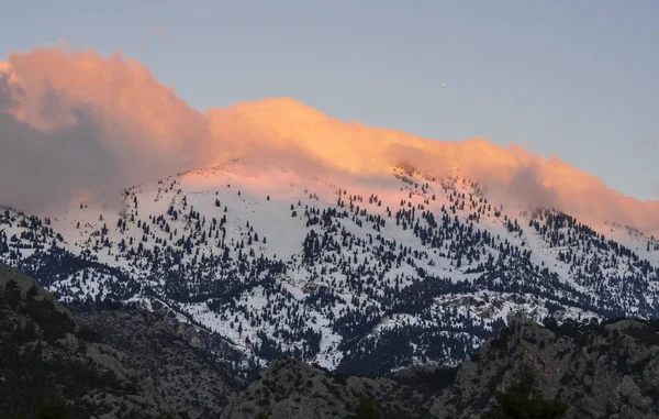 Montañas Bosque Con Nieve Fondo Nubes Día Soleado Isla Evia — Foto de Stock