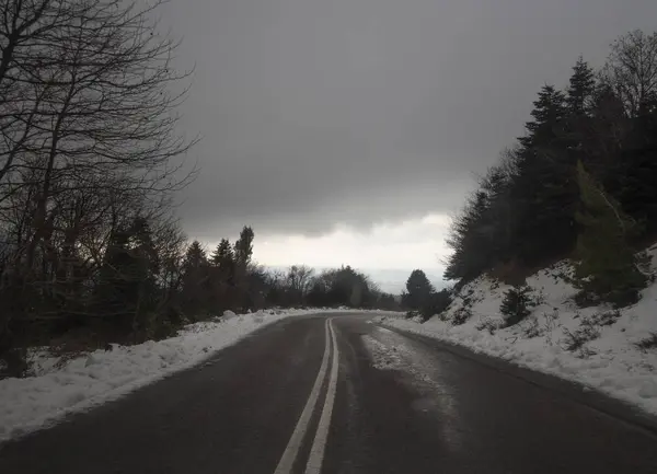 Route Montagne Brouillard Nuages Neige Dans Forêt Dans Les Montagnes — Photo