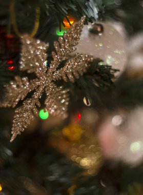 Noel ve yeni yıl oyuncaklar ve dekorasyon ışıklar ve bokeh çevrili tatil ağaç üzerinde