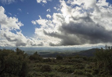 Panoramik EVIA Yunan Adası bulutlar ile güneşli bir Mount Dirfys, Yunanistan