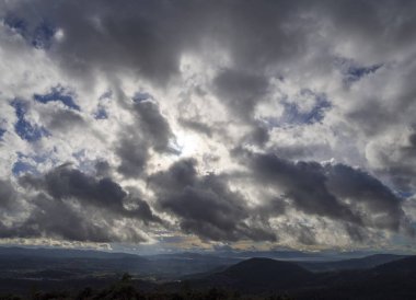 Panoramik EVIA Yunan Adası bulutlar ile güneşli bir Mount Dirfys, Yunanistan