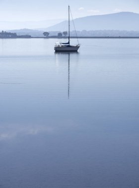 Güzel yatta sakin Ege Denizi: Evia, Yunanistan adada güneşli bir günde