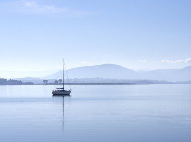 Güzel yatta sakin Ege Denizi: Evia, Yunanistan adada güneşli bir günde