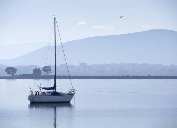 Belo Iate Dia Ensolarado Mar Egeu Calmo Ilha Evia Grécia — Fotografia de Stock