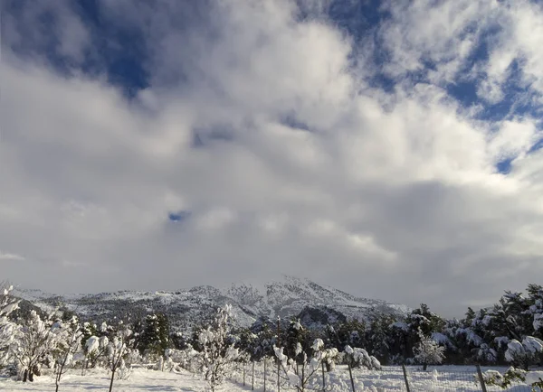 Vista Panorámica Montaña Cubierta Nieve Dirfys Cielo Con Nubes Día — Foto de Stock