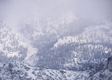 Kar panoramik dağ Dirfys ve bulutlu gökyüzü güneşli bir günde Adası, EVIA üzerinde Yunanistan kaplı
