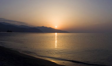 Evia (Euboea) Ege Denizi'nde ada panoramik dalgalar ve Yunan üzerinde güzel gün batımı