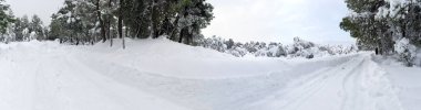 Panoramik harika kış kar ve kar bir sürü ile bir Rum köyü ada, EVIA üzerinde Yunanistan sürükleniyor.