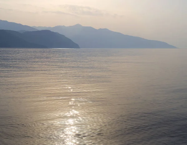 Evia (Euboea) Ege Denizi'nde ada panoramik dalgalar ve Yunan üzerinde güzel gün batımı