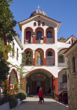 Güzel Rum Kilisesi ve manastırı Yunanistan'da bir ada Evia dağlarda güneşli bir sarı renk