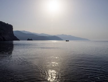 Gün batımı deniz ve balıkçı Evia Adası Yunanistan Ege Denizi'nde görünümü