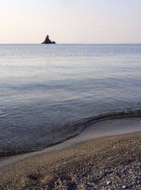 Evia (Euboea) Ege Denizi'nde ada dalgalar ve Yunan üzerinde güzel gün batımı