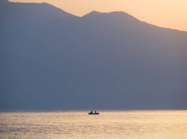 Evia (Euboea) Ege Denizi'nde ada dalgalar ve Yunan üzerinde güzel gün batımı