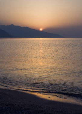 Evia (Euboea) Ege Denizi'nde ada dalgalar ve Yunan üzerinde güzel gün batımı
