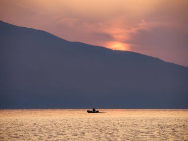 Evia (Euboea) Ege Denizi'nde ada dalgalar ve Yunan üzerinde güzel gün batımı
