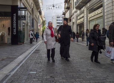 Atina, Yunanistan. 21 Aralık 2018: Ermou Caddesi Merkezi Atina tipik Yunan mimarisine sahip bir güneşli kış gününde turistler ve yerliler için yürüyüş ile alışveriş ve alışveriş.