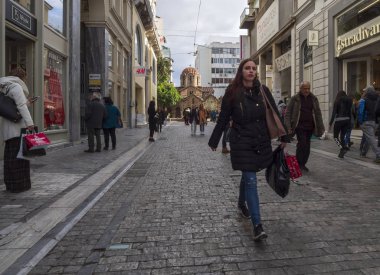 Atina, Yunanistan. 21 Aralık 2018: Ermou Caddesi Merkezi Atina tipik Yunan mimarisine sahip bir güneşli kış gününde turistler ve yerliler için yürüyüş ile alışveriş ve alışveriş.