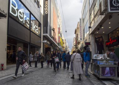 Atina, Yunanistan. 21 Aralık 2018: Ermou Caddesi Merkezi Atina tipik Yunan mimarisine sahip bir güneşli kış gününde turistler ve yerliler için yürüyüş ile alışveriş ve alışveriş.