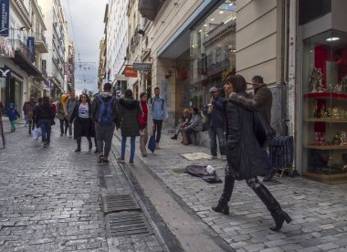 Atina, Yunanistan. 21 Aralık 2018: Ermou Caddesi Merkezi Atina tipik Yunan mimarisine sahip bir güneşli kış gününde turistler ve yerliler için yürüyüş ile alışveriş ve alışveriş.