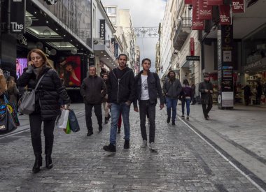 Atina, Yunanistan. 21 Aralık 2018: Ermou Caddesi Merkezi Atina tipik Yunan mimarisine sahip bir güneşli kış gününde turistler ve yerliler için yürüyüş ile alışveriş ve alışveriş.