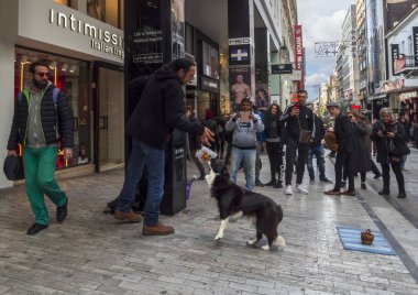 Atina, Yunanistan. 21 Aralık 2018: Ermou Caddesi Merkezi Atina tipik Yunan mimarisine sahip bir güneşli kış gününde turistler ve yerliler için yürüyüş ile alışveriş ve alışveriş.