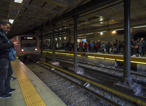 Atina, Yunanistan. 21 Aralık 2018: Atina'nın merkezine Monastiraki metro istasyonunda metro tren yolcuları bekliyor
