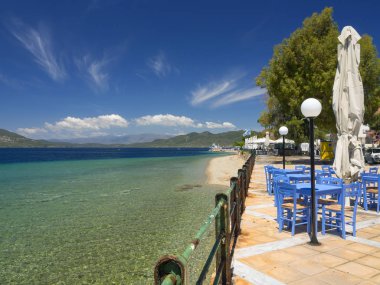 Loutra Edipsou Evia Adası (Euboea), Ege Denizi'nde güneşli bir günde Yunanistan Yunan spa tesisinin güzel deniz