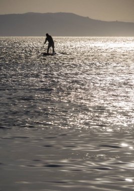 Yunanistan Ege Denizi'nde günbatımında sörf sup