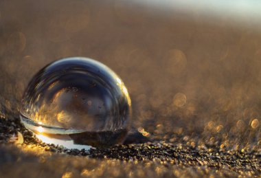 Bir cam top Evia Yunan Adası Deniz günbatımı güzel bir yansıması,