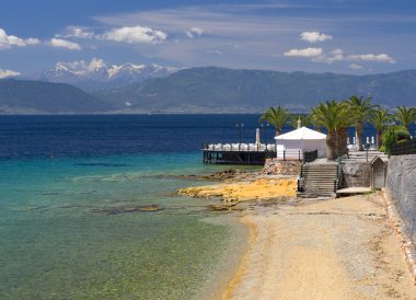 Güzel bir plaj Yunan spa resort Loutra-Edipsou Evia Adası (Euboea) Ege Denizi'nde, sıcak su kaynakları ile