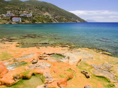 Güzel bir plaj Yunan spa resort Loutra-Edipsou Evia Adası (Euboea) Ege Denizi'nde, sıcak su kaynakları ile