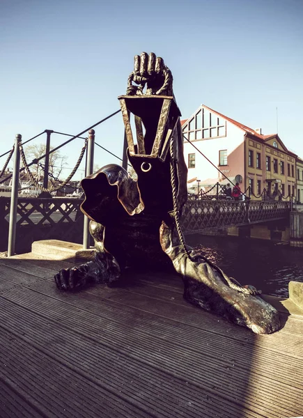 Klaipeda, Litvanya. Nisan, 2018: Siyah hayalet heykel (Yazar: Svayunas Yurkus ve Sergey Plotnikov) ve Litvanya sadece döner köprü