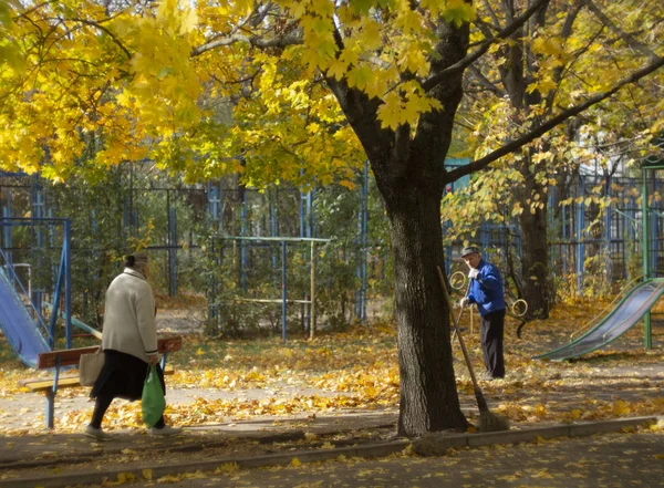 Stavropol Russie Octobre 2018 Concierge Balaie Les Feuilles Après Être — Photo