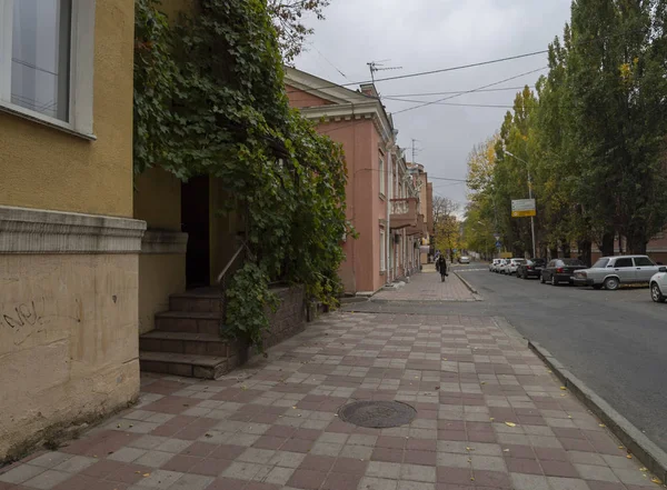 スタヴロポリ ロシア 2018年 古い家コスタ Khetagurov 通りに秋の午後 — ストック写真