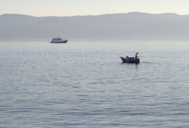 Balıkçı teknesi ve Yunanistan Ege Denizi'nde günbatımında balıkçılık