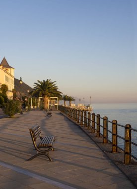 Loutra-Edipsou Evia Adası (Euboea) Ege Denizi'nde, sıcak su kaynakları ile Yunan spa Resort güzel bir gün batımı