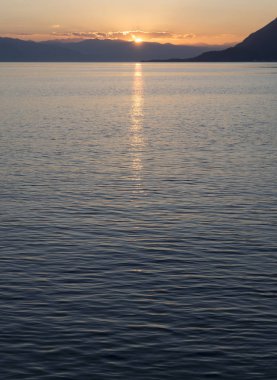 Loutra-Edipsou Evia Adası (Euboea) Ege Denizi'nde, sıcak su kaynakları ile Yunan spa Resort güzel bir gün batımı