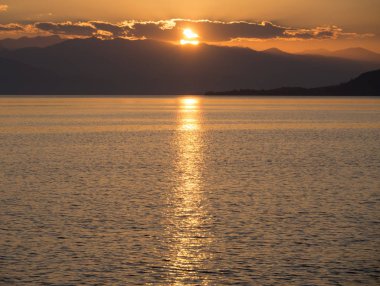 Loutra-Edipsou Evia Adası (Euboea) Ege Denizi'nde, sıcak su kaynakları ile Yunan spa Resort güzel bir gün batımı
