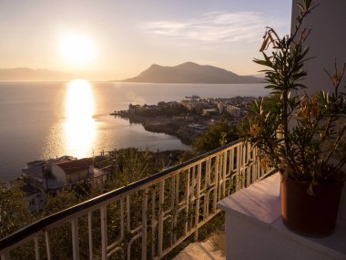 Loutra-Edipsou Evia Adası (Euboea) Ege Denizi'nde, sıcak su kaynakları ile Yunan spa Resort güzel bir gün batımı