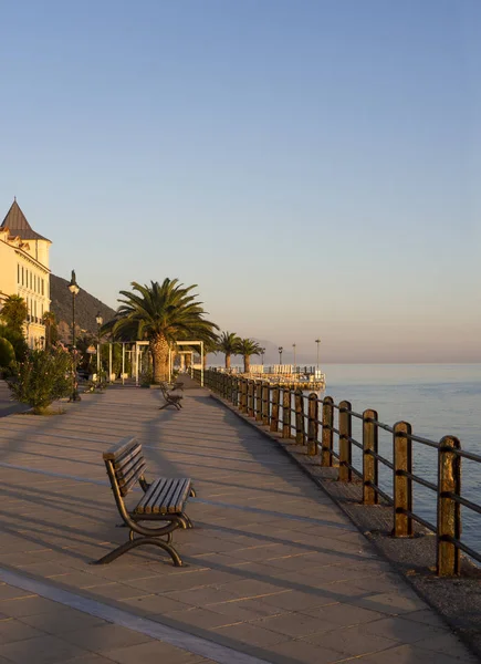 Loutra-Edipsou Evia Adası (Euboea) Ege Denizi'nde, sıcak su kaynakları ile Yunan spa Resort güzel bir gün batımı