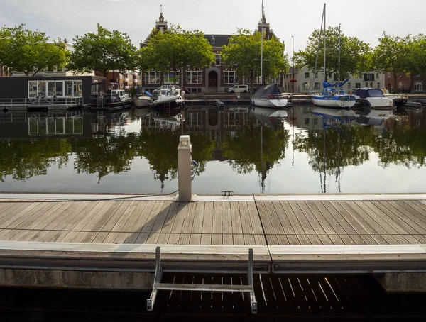 Vista Del Canal Con Barcos Hermosos Edificios Vlaardingen Rotterdam Países — Foto de Stock