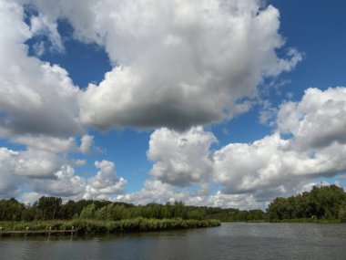 Güzel bir kanal ve bir orman bulutlu Hollandalı şehir, Vlaardingen (Rotterdam, Hollanda)
